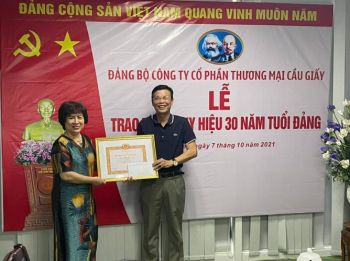 LỄ TRAO TẶNG HUY HIỆU 30 NĂM TUỔI ĐẢNG CỦA ĐẢNG BỘ CÔNG TY CP THƯƠNG MẠI CẦU GIẤY NĂM 2021